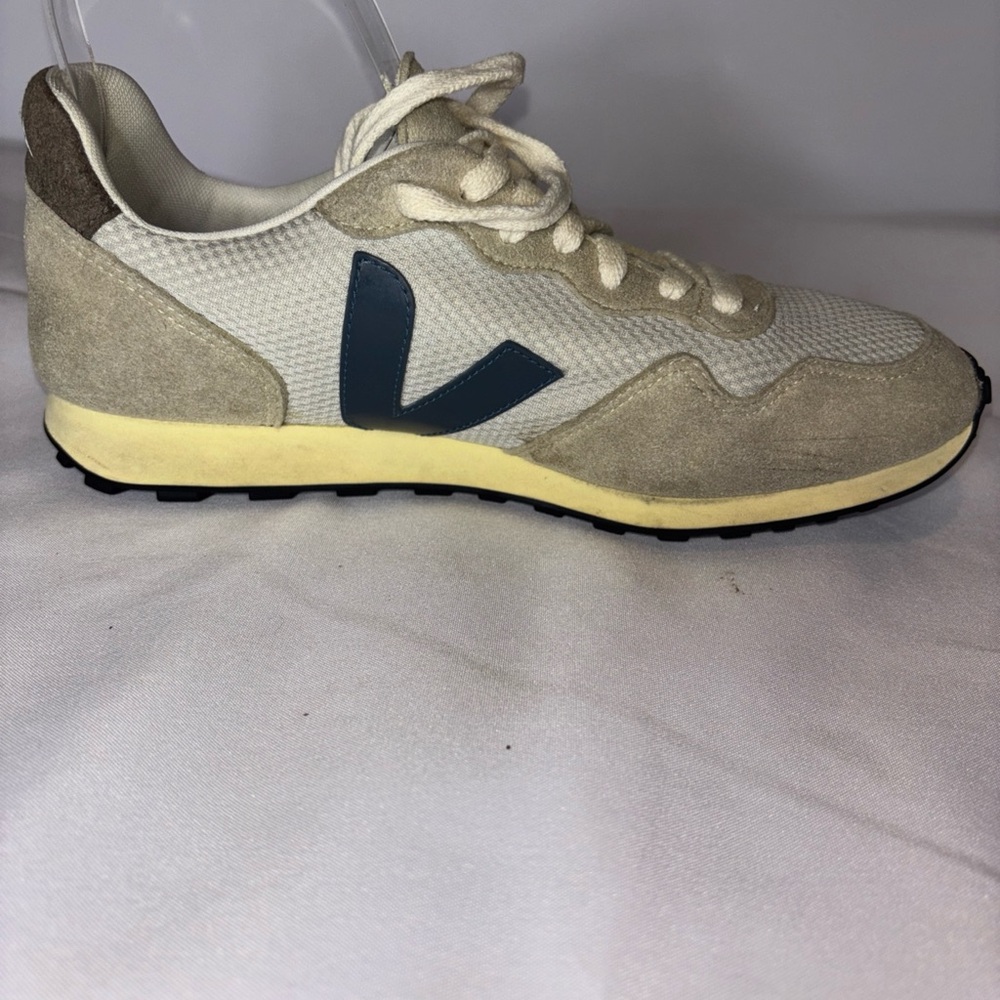 Size 9- Pre Owned Women’s VEJA SDU REC Alveomesh Beige